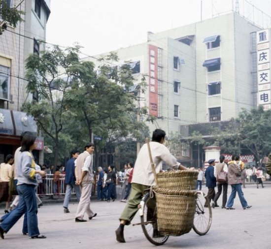 老照片：90年代的重庆，<em>东方</em>红<em>影院</em>，棉花糖，还记得吗？