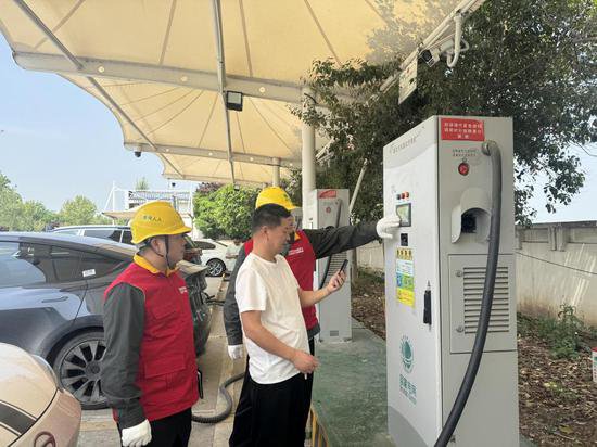 国网禹州市供电公司：节前巡检充电桩 绿色出行“全护航”