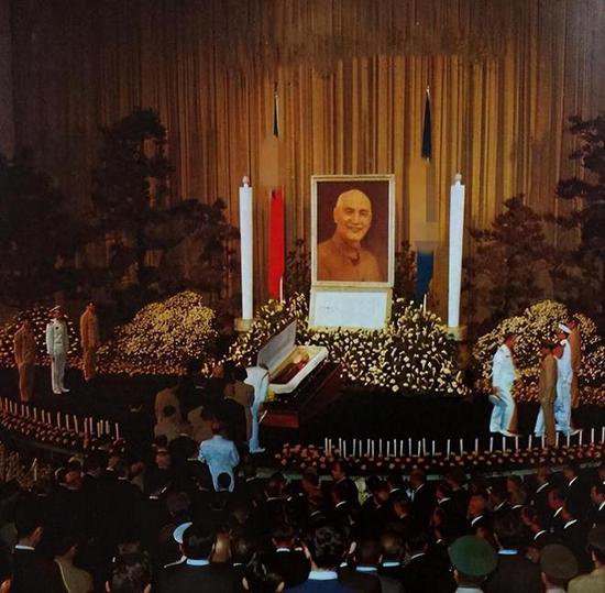1975年蒋介石猝然去世，<em>张学良</em>亲赴葬礼留下16个字，字字戳心
