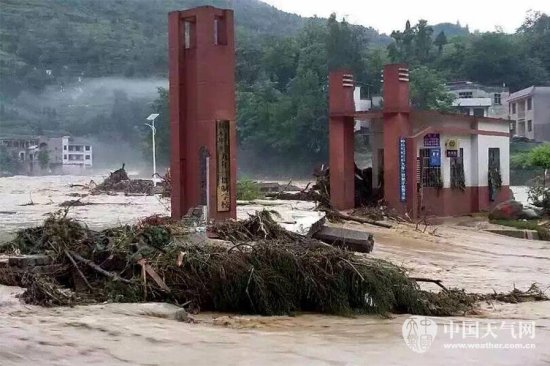 贵州一学校被洪水冲毁前后对比