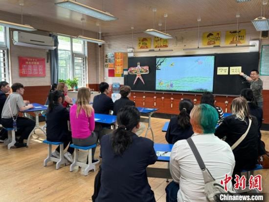 《侨报》：美国高中生跨越<em>太平洋</em>来上中文课