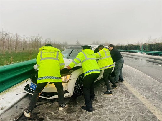 迎“雪”而上，安徽省高速公路路政支队全力以赴除雪保畅