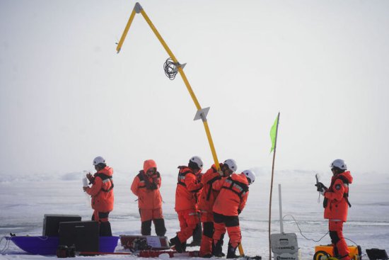 中国第13次<em>北冰洋</em>科学考察队正式开始海冰综合调查作业