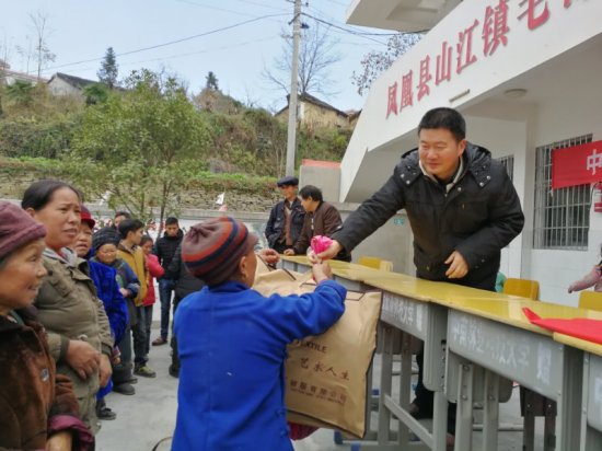 中南林业科技大学雷锋超市进驻凤凰县扶贫村