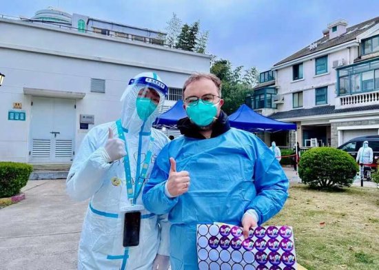 在上海住了20年的法国志愿者：“抗击新冠病毒是每个人的责任，...