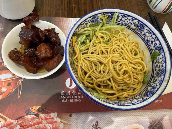 28.8吃饱，50块吃好，我在北京吃“穷鬼自助”