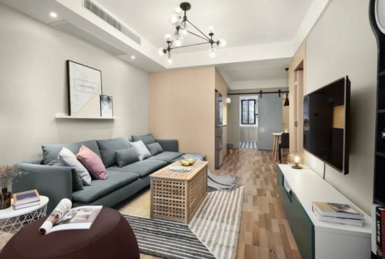 85平北欧风两居室，灰色沙发墙只有一块木板放着简约优雅的装饰...