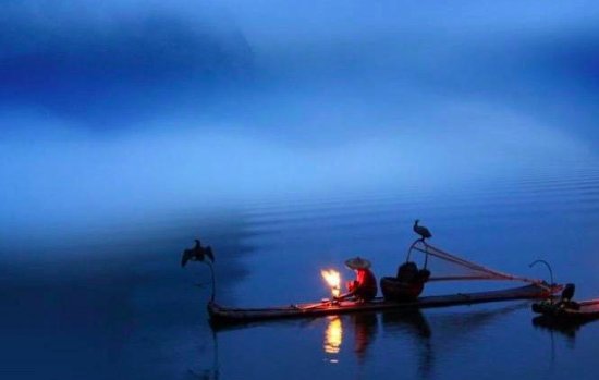 清代一诗人见河中有盏渔灯，突发奇想写下一首诗，竟成千古名作...