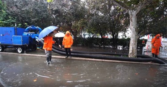 <em>青州</em>：党员干部加强降雨值守<em> 大型</em>机械助阵每小时排水1000立方米