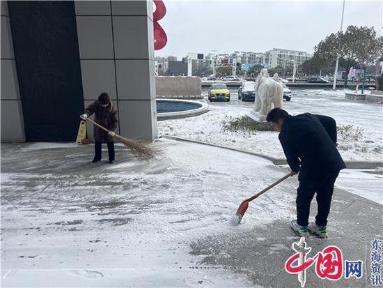 雪中的<em>那一抹</em>绿 兴化市医保局组织开展扫雪除冰活动