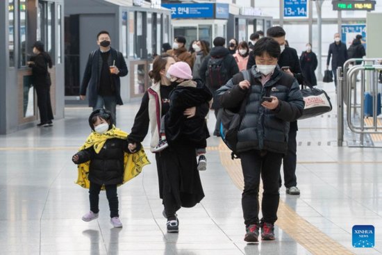 Many South Koreans take homebound trips during New Year...