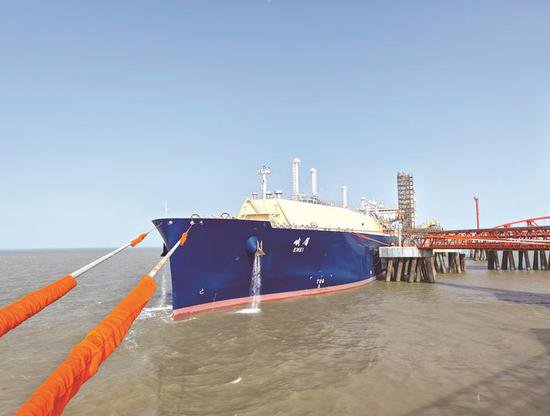 中石油LNG船“峨眉”号 首次回国卸货