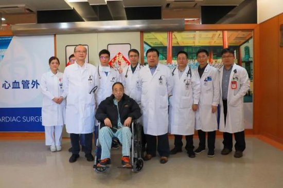 中山医院心外科团队成功完成全球首例创新型双分支主动脉术中...