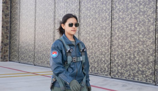 是她！第一位空军藏族女飞行员
