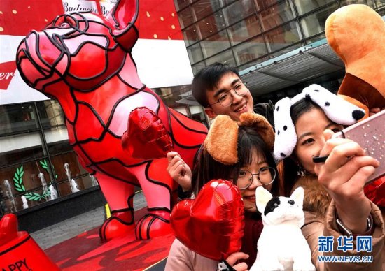 农历<em>狗年</em>艺术装置展亮相上海街头