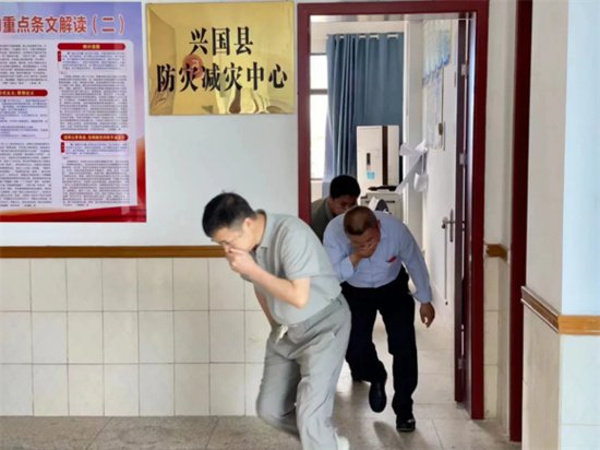 兴国县开展政府办公大楼消防疏散演练与知识培训活动