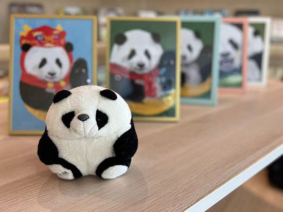 国际熊猫日 等比例超写实熊猫油画揭幕