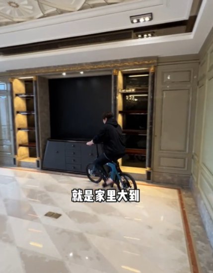白冰首次分享上海豪宅，客厅大到能骑自行车，<em>装修</em>风格却像夜...