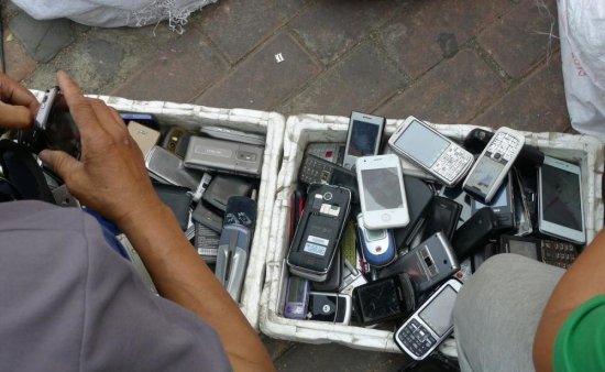中国去年产生5亿部淘汰<em>手机</em>，电子废弃物如何处理？旧<em>手机</em>去哪了