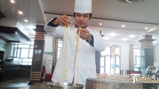 新疆小伙练8年刀法 能切出1米长土豆丝