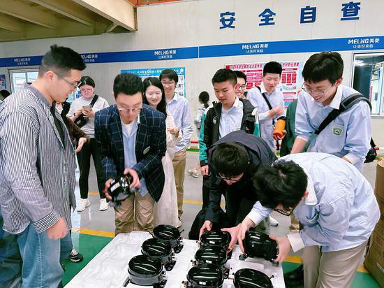 安徽合肥：中学课堂开在企业工厂 学生探索“黑科技”奥秘
