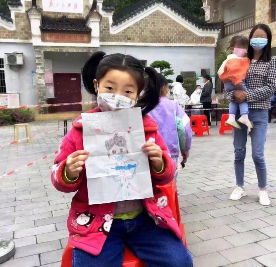 暖心！鄂州5岁女童手绘一幅画，送给“大白”们表达感恩