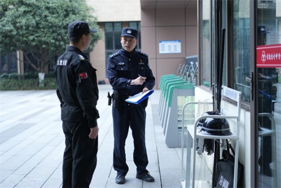 <em>重庆市</em>九龙坡区警方站好龙年第一班“护学岗”