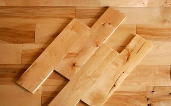 实木地板和<em>实木复合地板</em>都有何特点？哪种好？三层实木地板呢？