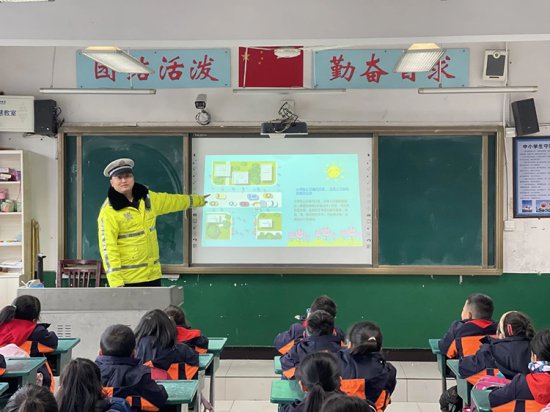 遂宁市富源实验学校：开学第一课 交通安全不缺席