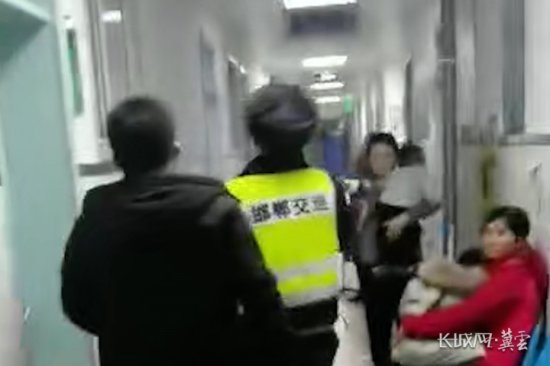 邯郸：三岁男孩误吞玩具情况危急 交巡警紧急救助就医