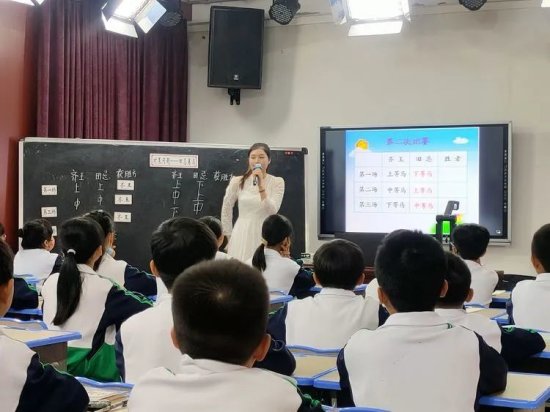 潭门镇中心学校开展2022年秋季青年教师<em>数学课堂</em>评比活动