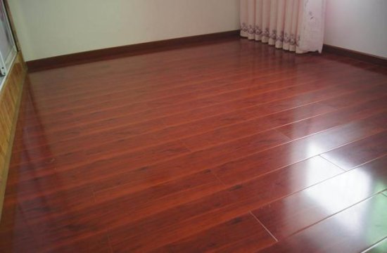 家装适合实木地板还是<em>强化地板</em> 哪种保养更方便?