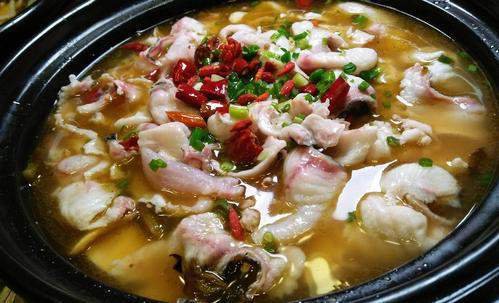 非常适合冬天食用的湖南<em>石锅鱼</em>，不仅能吃鱼，还可以吃火锅