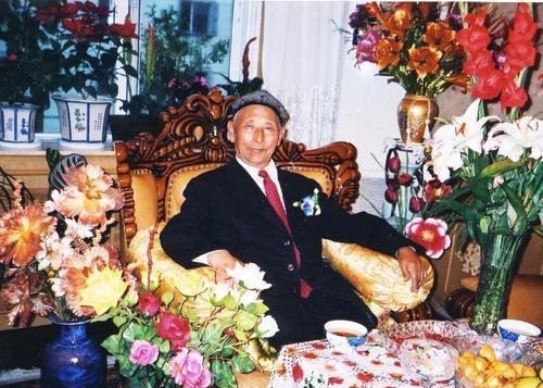 中国最后一位<em>王爷</em>，经历6次婚姻，活到2014年去世前把国旗挂...