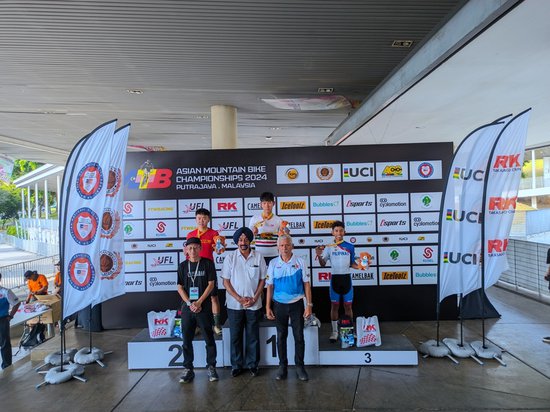 <em>贵州</em>选手在2024亚洲山地自行车锦标赛摘金夺银