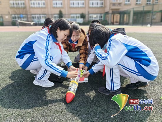 天理研支团走进梅江中学开展水火箭趣味活动