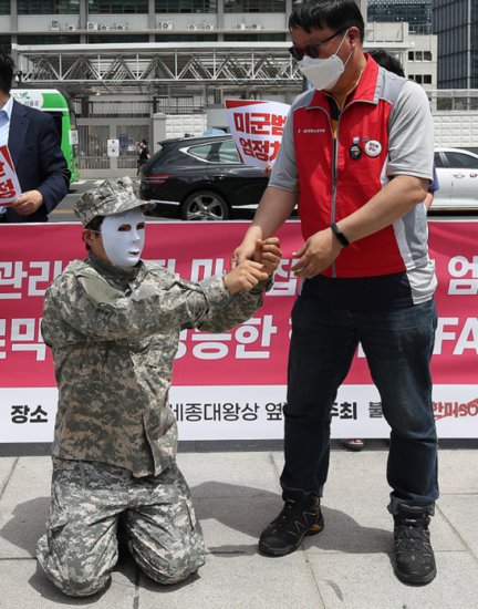 2名美军在韩国合伙<em>偷</em>包被抓 网民气炸：真是强盗！