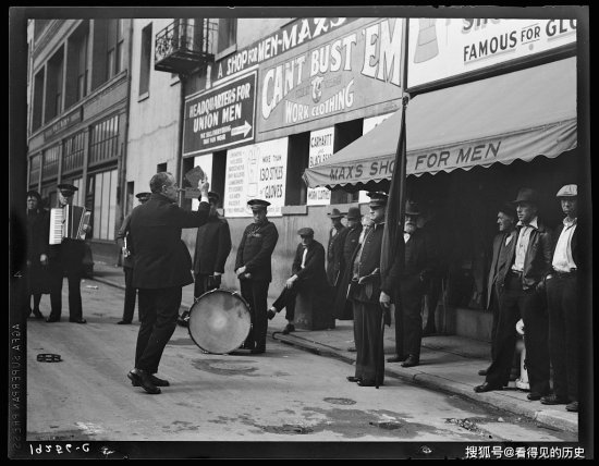 老照片 大萧条时期<em>的美国</em>旧金山 街头挤满了晒太阳的男人