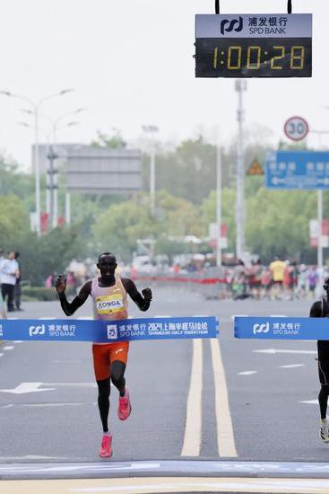 2024浦发银行上海半程马拉松今晨开跑 男女赛会纪录双双被打破