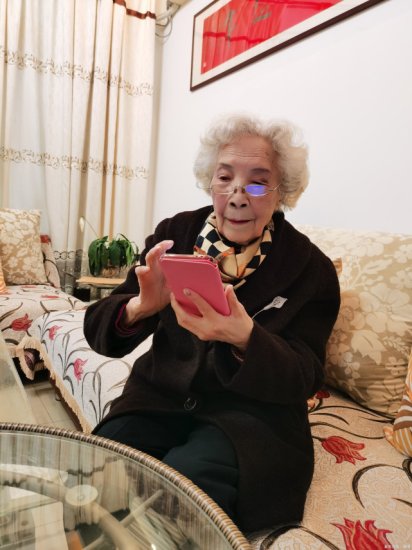 重庆最潮百岁婆婆 会玩单反还会制作短视频