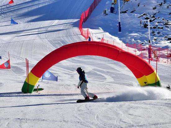 新疆青格里狼山国际滑雪度假区春节不打烊