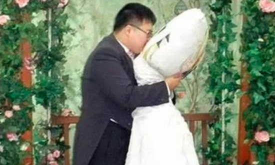 日本次元局已发放200多张结婚证，网友担忧：重婚现象会很严重...