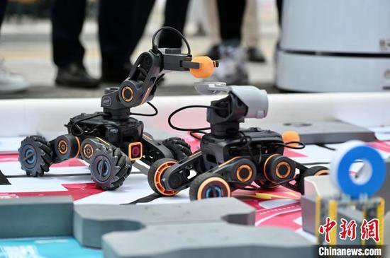 人工智能机器人“走进”<em>香港</em>湾仔海滨 吸引学生体验