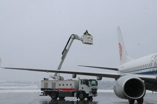 守护旅客出行安全 四川机场以“动”制“冻”抗击低温雨雪天气