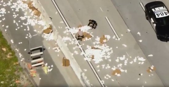 美国加州数百卷<em>卫生纸</em>散落车道上 致高速公路堵塞数小时