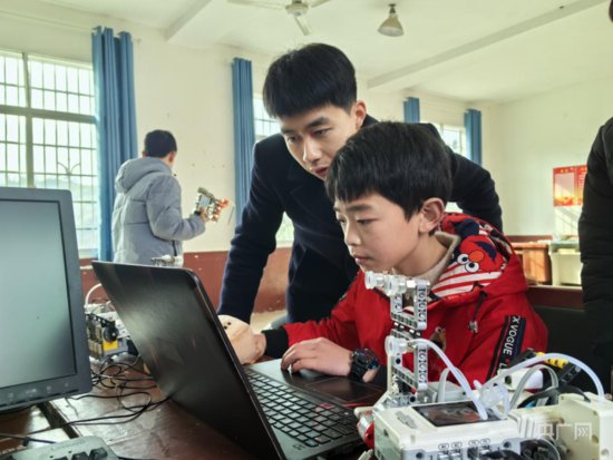 湖南衡山：机器人编程课走进乡村学校 点燃留守儿童科技梦想