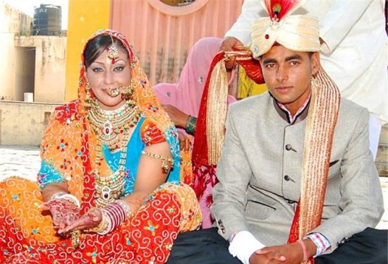 美国大妈嫁给小20岁印度<em>乡下</em>小伙，变身印度传统<em>媳妇</em>伺候婆家