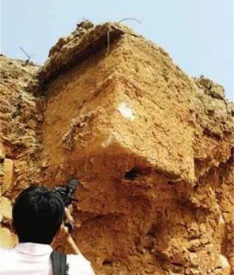 2008年<em>施工队</em>挖出5吨石棺，传说中的神秘龙须被找到
