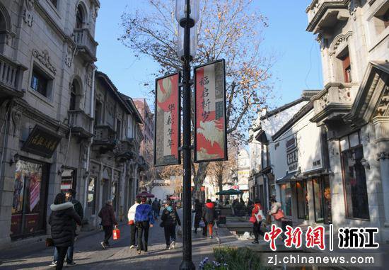 浙江杭州：龙元素装点千年老街