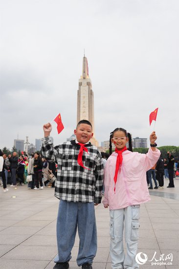 南昌八一广场举行升国旗仪式 向劳动者致敬